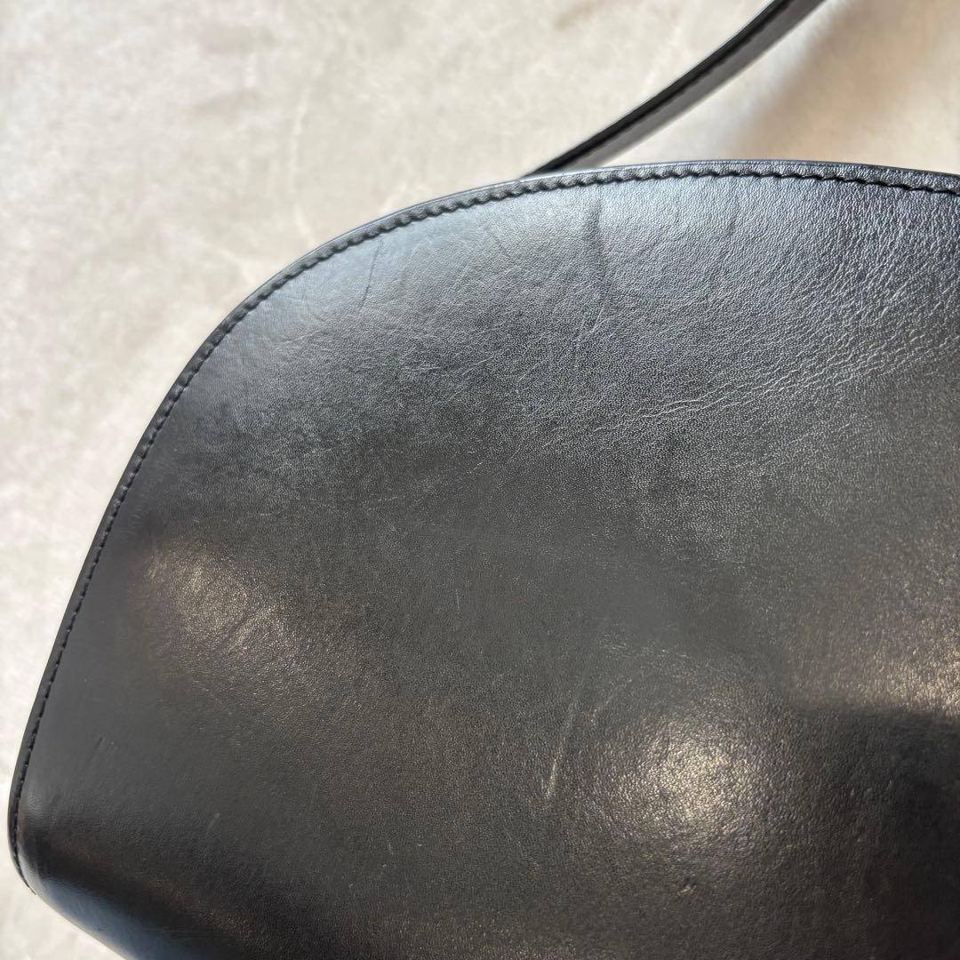 【A.P.C.】ハーフムーン ショルダーバッグ ポシェット 半月型　BLACK