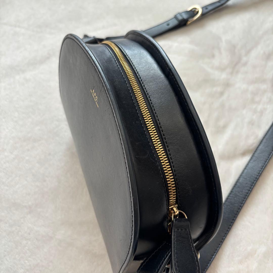 【A.P.C.】ハーフムーン ショルダーバッグ ポシェット 半月型　BLACK
