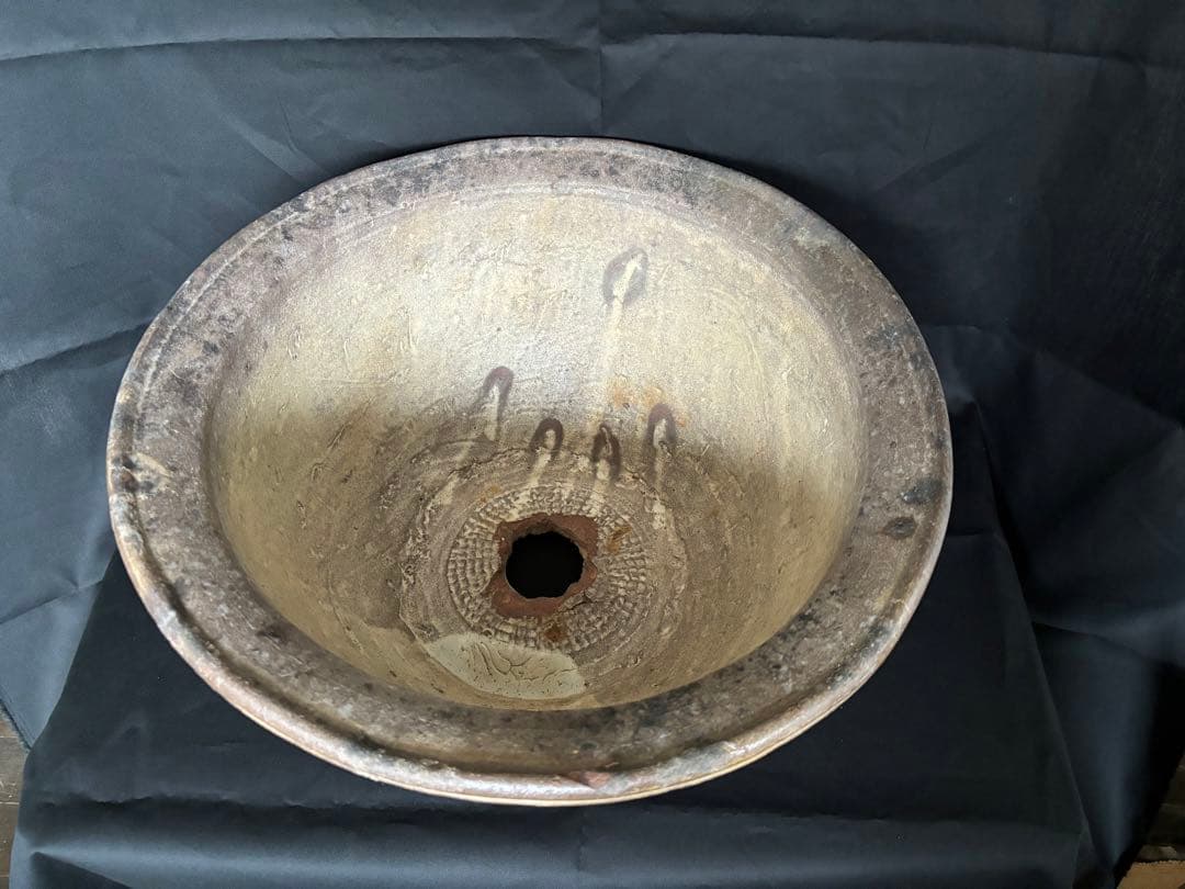 薩摩焼 苗代川 唐草浮出紋 大鉢 黒薩摩 時代物 盆栽 植木鉢 琉球 能野 壷屋