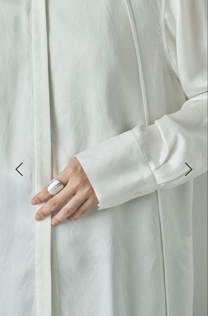 【新品未使用】カレンソロジー 今期 キュプラサテンシャツ ホワイト