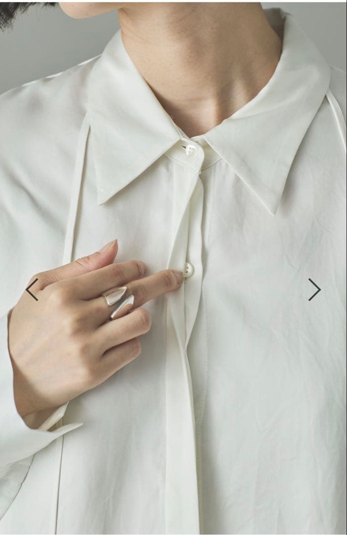 【新品未使用】カレンソロジー 今期 キュプラサテンシャツ ホワイト