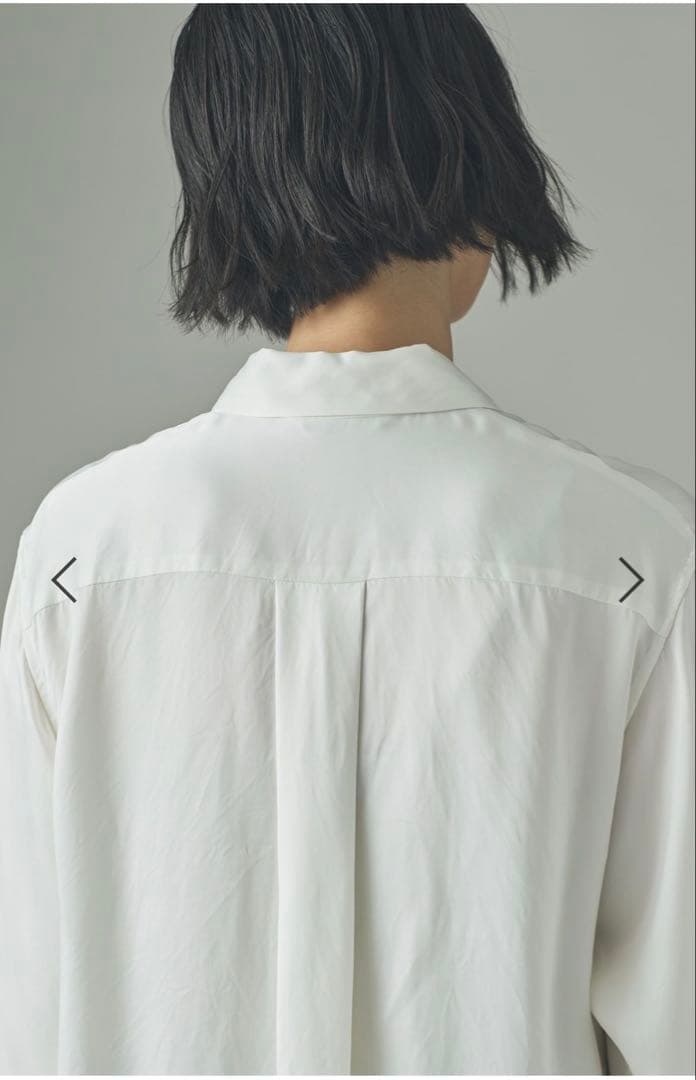 【新品未使用】カレンソロジー 今期 キュプラサテンシャツ ホワイト