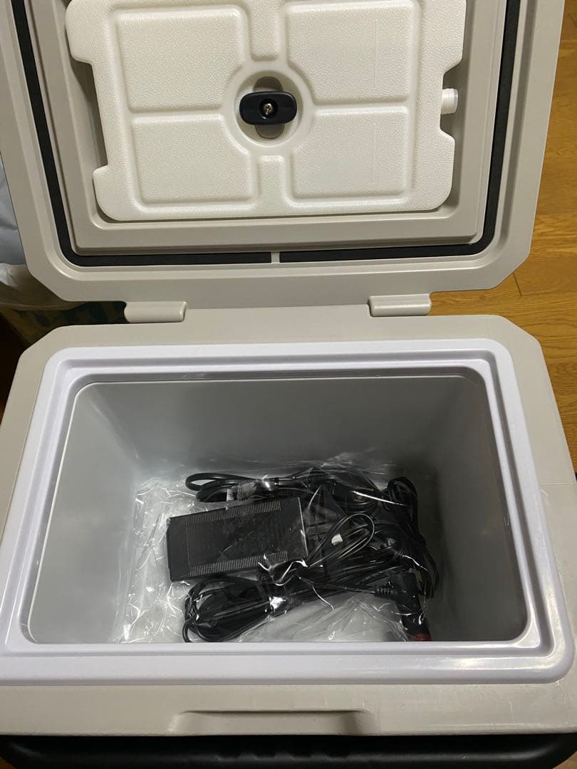 美品F40C4TMP ポータブル車載冷蔵庫 15L バッテリー1個付き　お値下げ