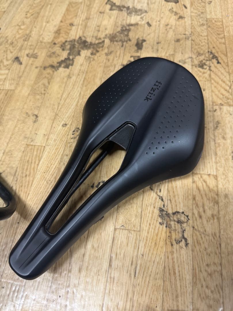 fi’zi:k フィジーク Tempo Argo R3サドル 150mm
