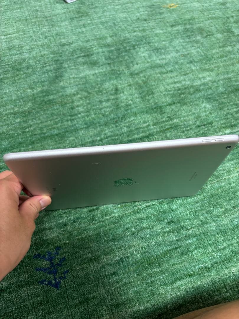 【本物】Apple iPad (第9世代) 64GB アップル　付属品あり