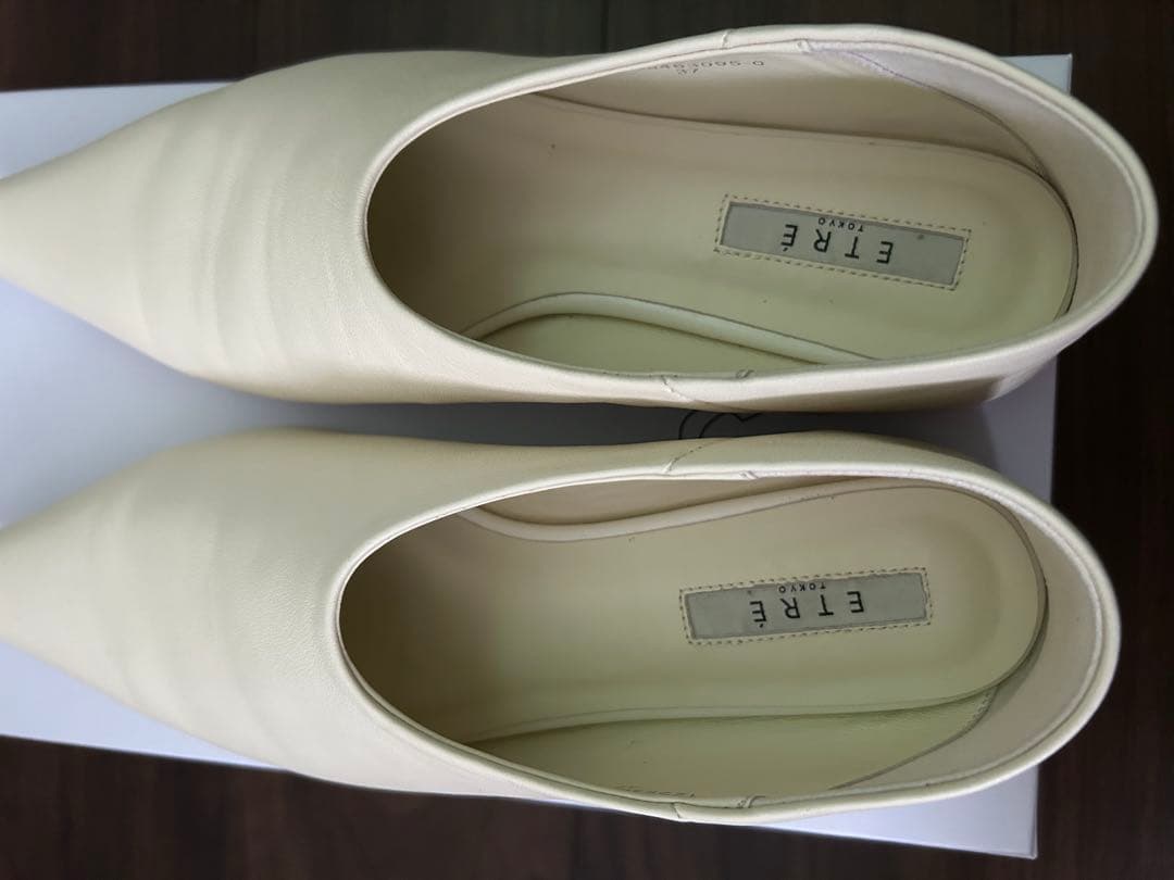 ETRE TOKYO クリーム色 ポインテッドレザースリッポン 37