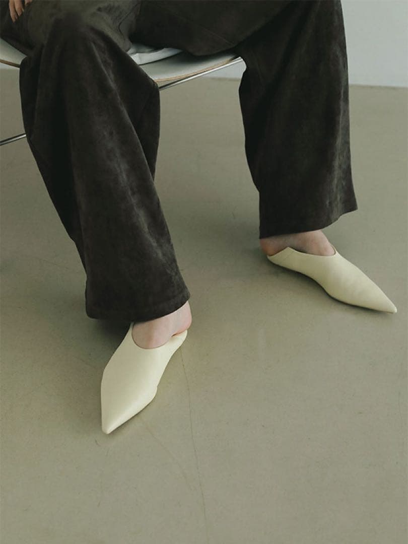 ETRE TOKYO クリーム色 ポインテッドレザースリッポン 37