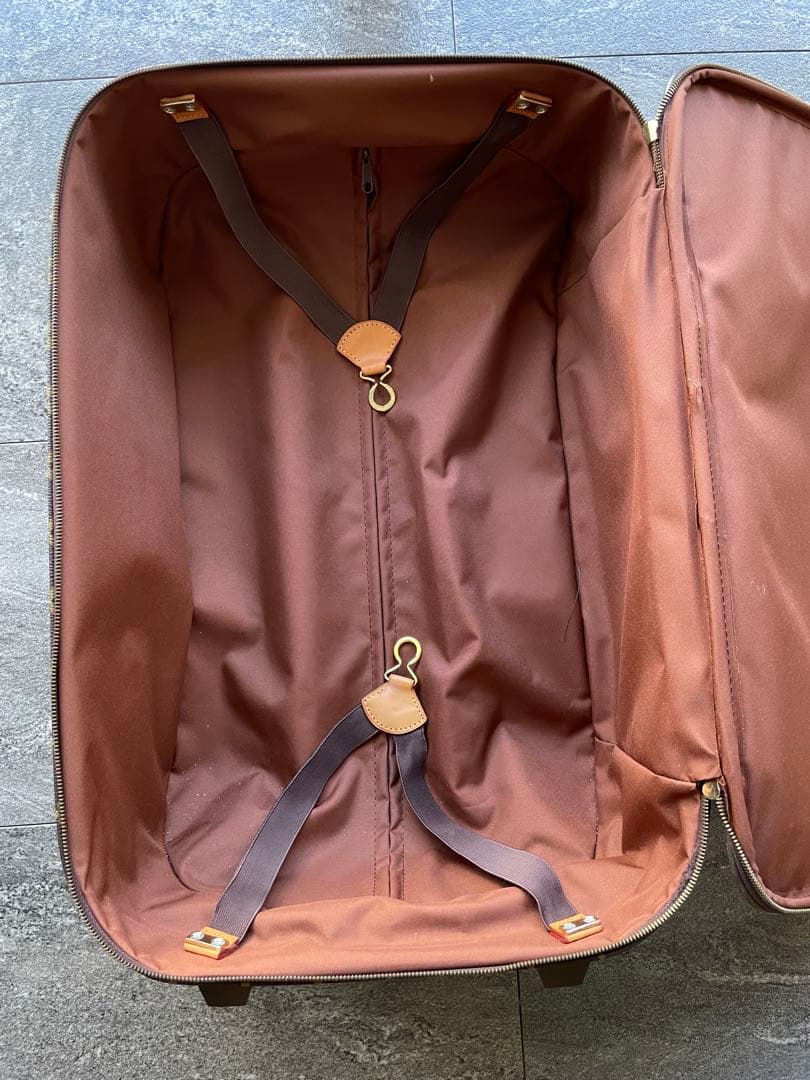 Louis Vuittonのモノグラムデザインの中型キャリーケース