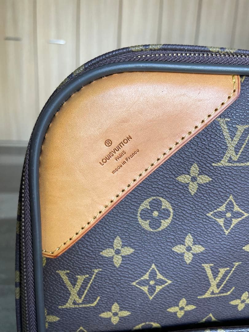 Louis Vuittonのモノグラムデザインの中型キャリーケース