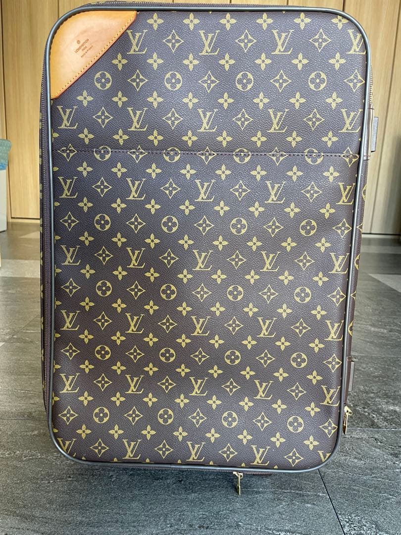 Louis Vuittonのモノグラムデザインの中型キャリーケース