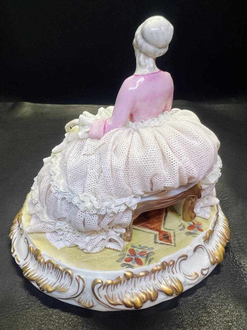 陶器製女性フィギュリン ピンクと白