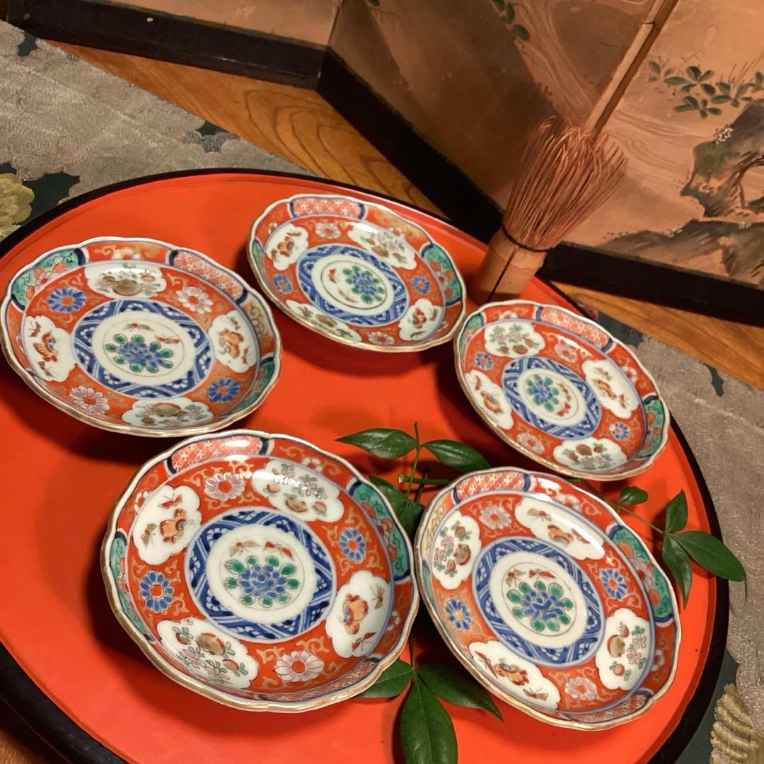 A1028 古伊万里　染錦手　輪花型　見込牡丹に蝶　窓絵　花唐草　小皿　5枚