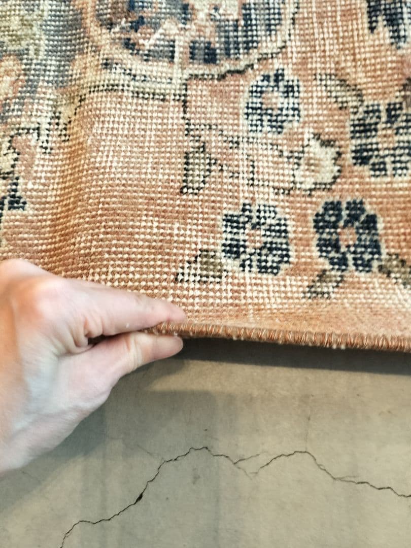 サーモンピンクとネイビーのメダリオンラグ　ヴィンテージトルコラグNo.661