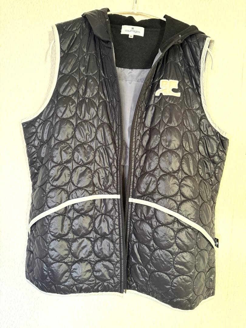 クレージュ　黒　キルティングフード付きジップベスト