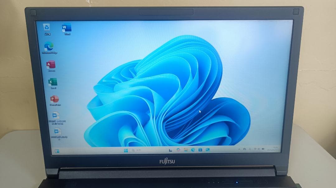 美品ノートパソコンFUJITSU第八世代Corei5 SSD256Gメモリ16G