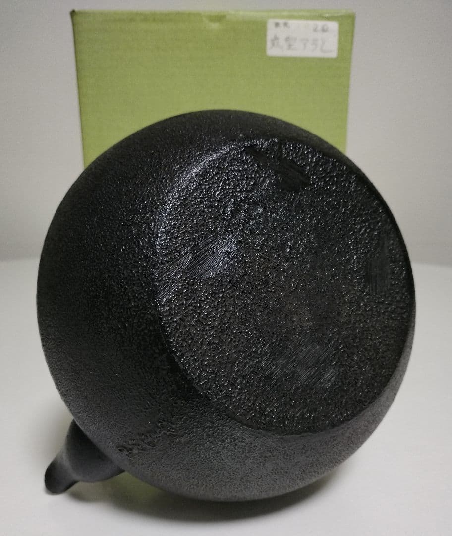 takazaru　南部鉄瓶　丸型アラレ　銘入