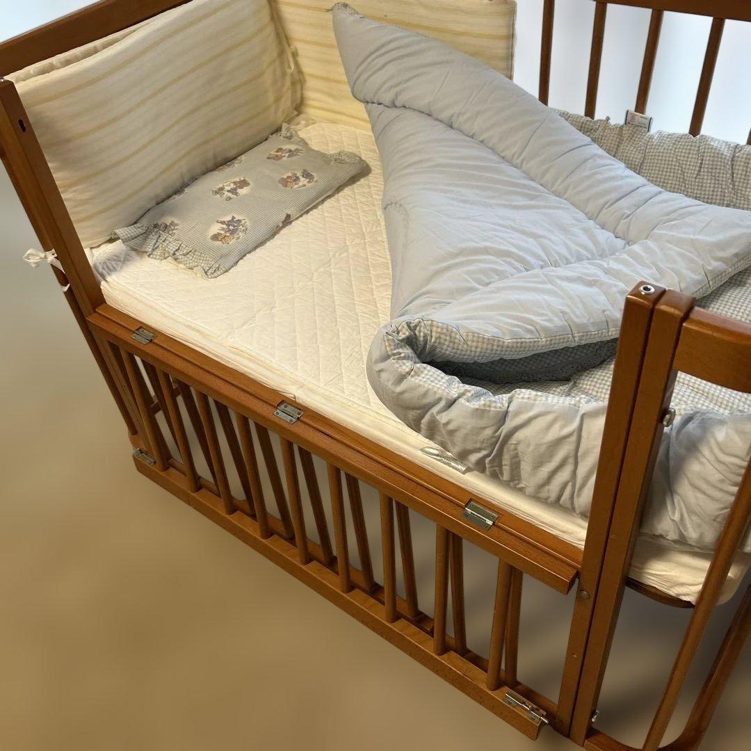 ベビーベッド組立式 マット、キルトパッド、掛布団とカバー、枕、ベビーガード付き