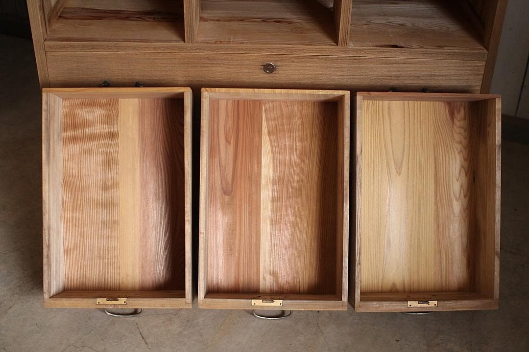 古い木製の引き出し5杯　チェスト　桐箪笥 昭和レトロ　古家具　古民家　時代家具