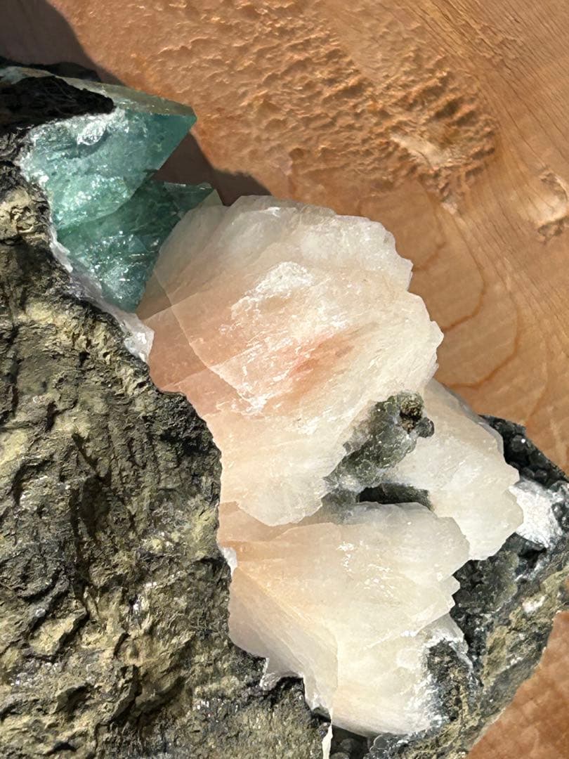 グリーンアポフィライトスティルバイトとヘマタイトの原石で共生‼️大特価SALE