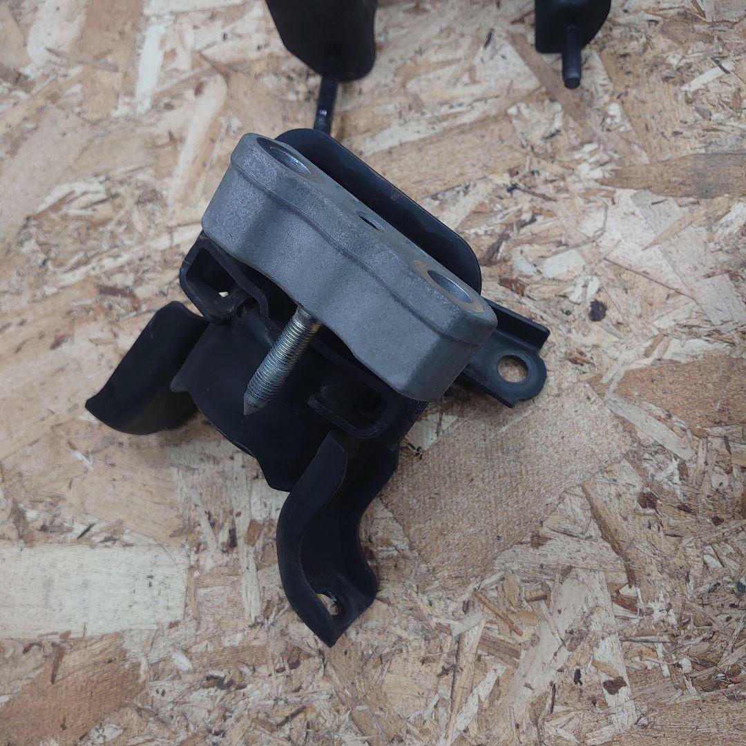 トヨタ ノア ヴォクシー ZRR70 ZRR70W エンジンマウント　中古セット