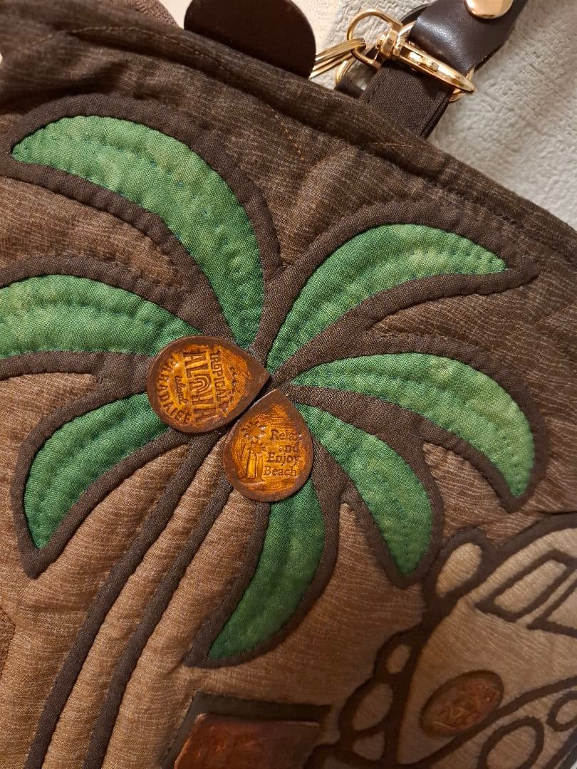 ハワイアンキルト　大きめ横長　バッグ　バス　2WAY　革タグチャーム付き