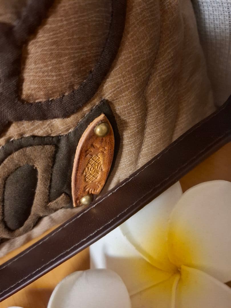 ハワイアンキルト　大きめ横長　バッグ　バス　2WAY　革タグチャーム付き