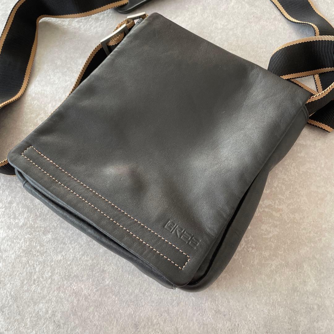 美品 ブリー BREE フラップショルダーバッグ ブラック