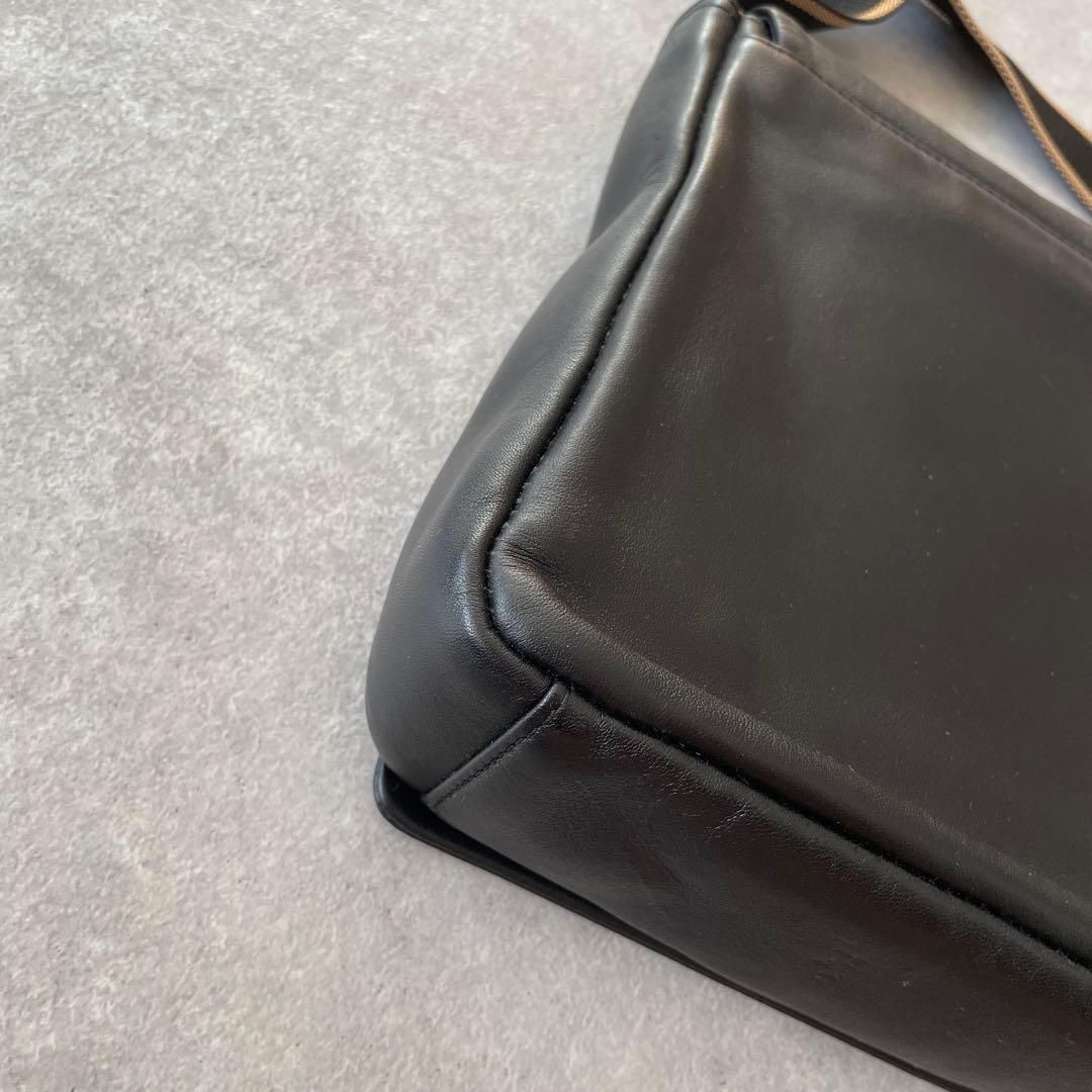 美品 ブリー BREE フラップショルダーバッグ ブラック