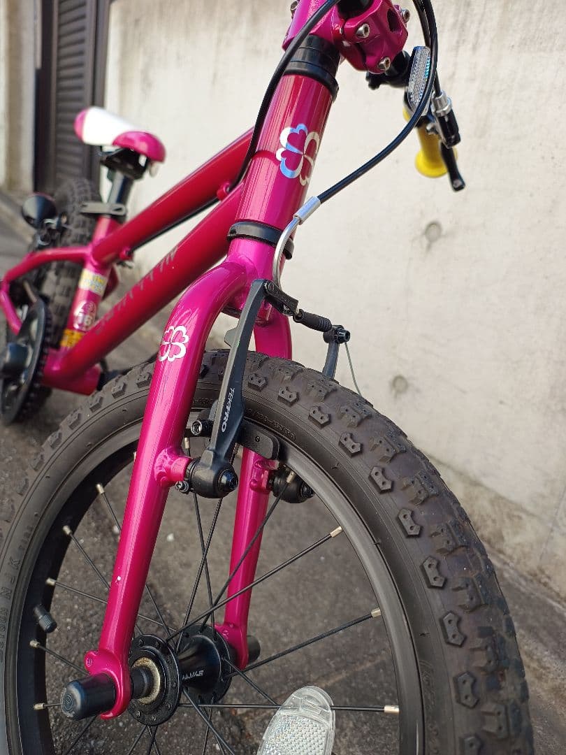 ヨツバサイクルクリスタルピンク16インチ補助輪付き　手渡し限定
