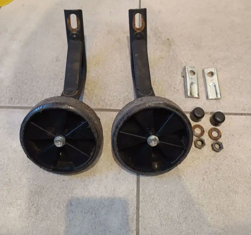 ヨツバサイクルクリスタルピンク16インチ補助輪付き　手渡し限定