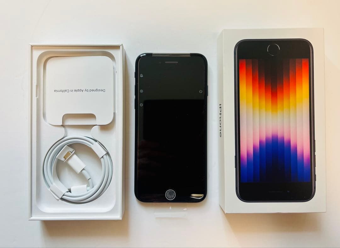 未使用　iPhoneSE3 SIMフリー　64GB 黒　本体、付属品、箱あり