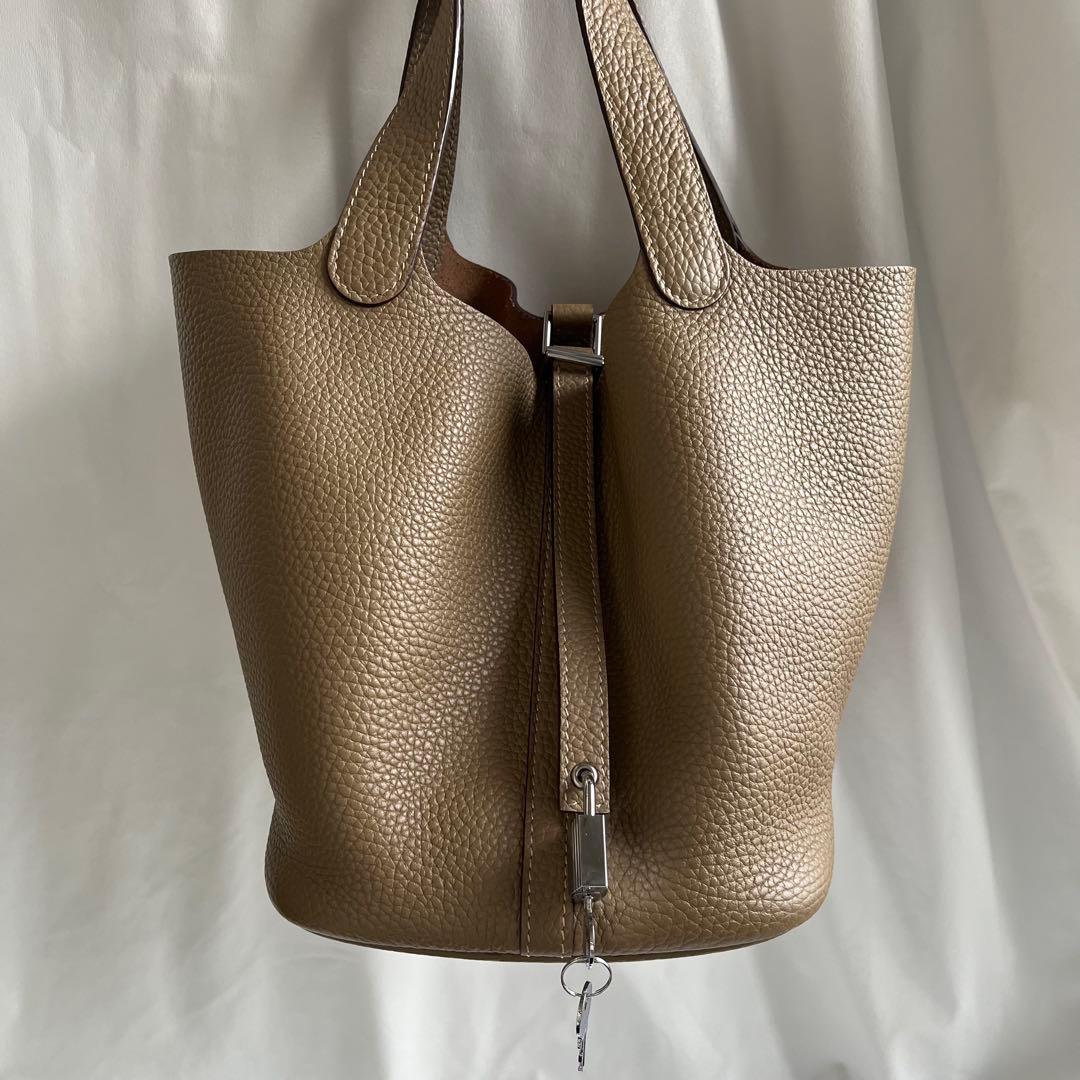 【美品】楽天 4Uキューブバッグ ｍｍ　本革　シルバーカデナ　グレージュ