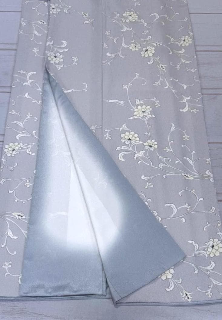 着物12　くるり　東レシルック　唐草紋様袷着物　グレー　身丈１６５裄丈６７cm