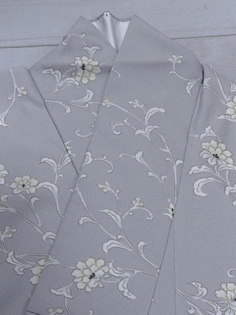着物12　くるり　東レシルック　唐草紋様袷着物　グレー　身丈１６５裄丈６７cm
