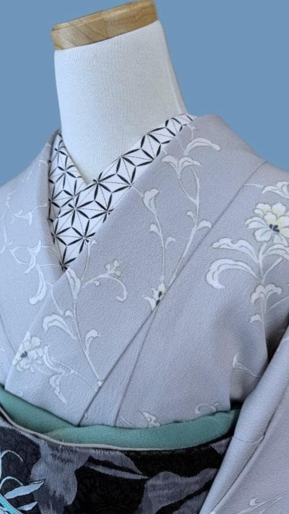 着物12　くるり　東レシルック　唐草紋様袷着物　グレー　身丈１６５裄丈６７cm