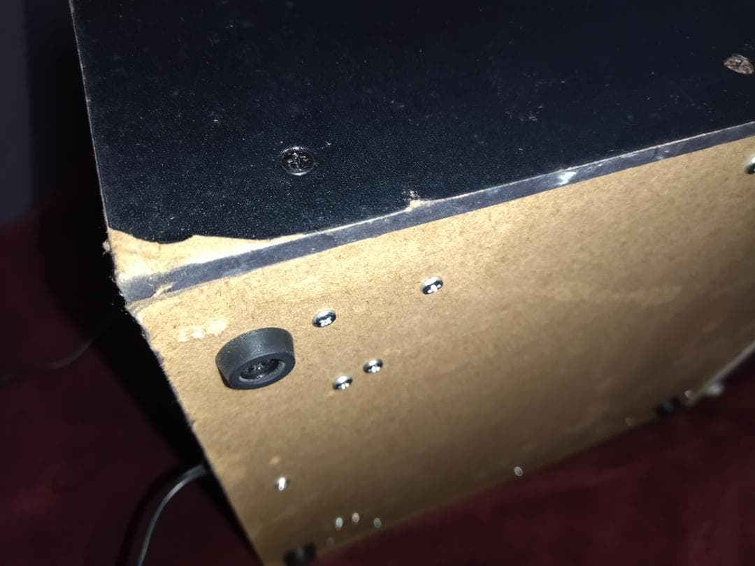 カセットテープ、レコード、3枚CDチェンジャー、USB、SDカード、AM/FM