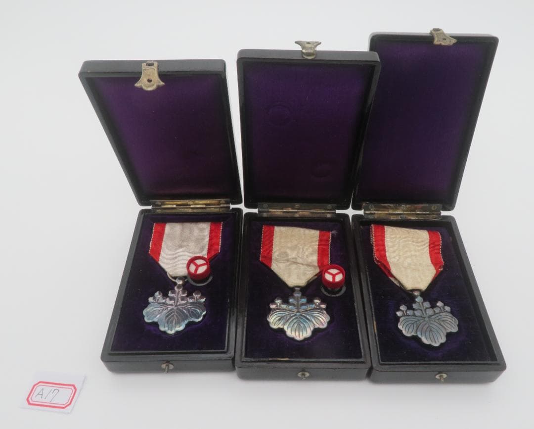 A17. 勲八等白色桐葉章　 記章 勲章 銀メダル3点