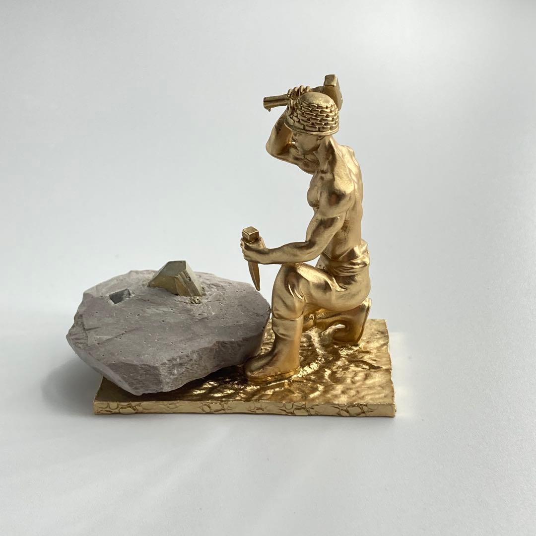 パイライト 発掘する人たち 置物 黄鉄鉱