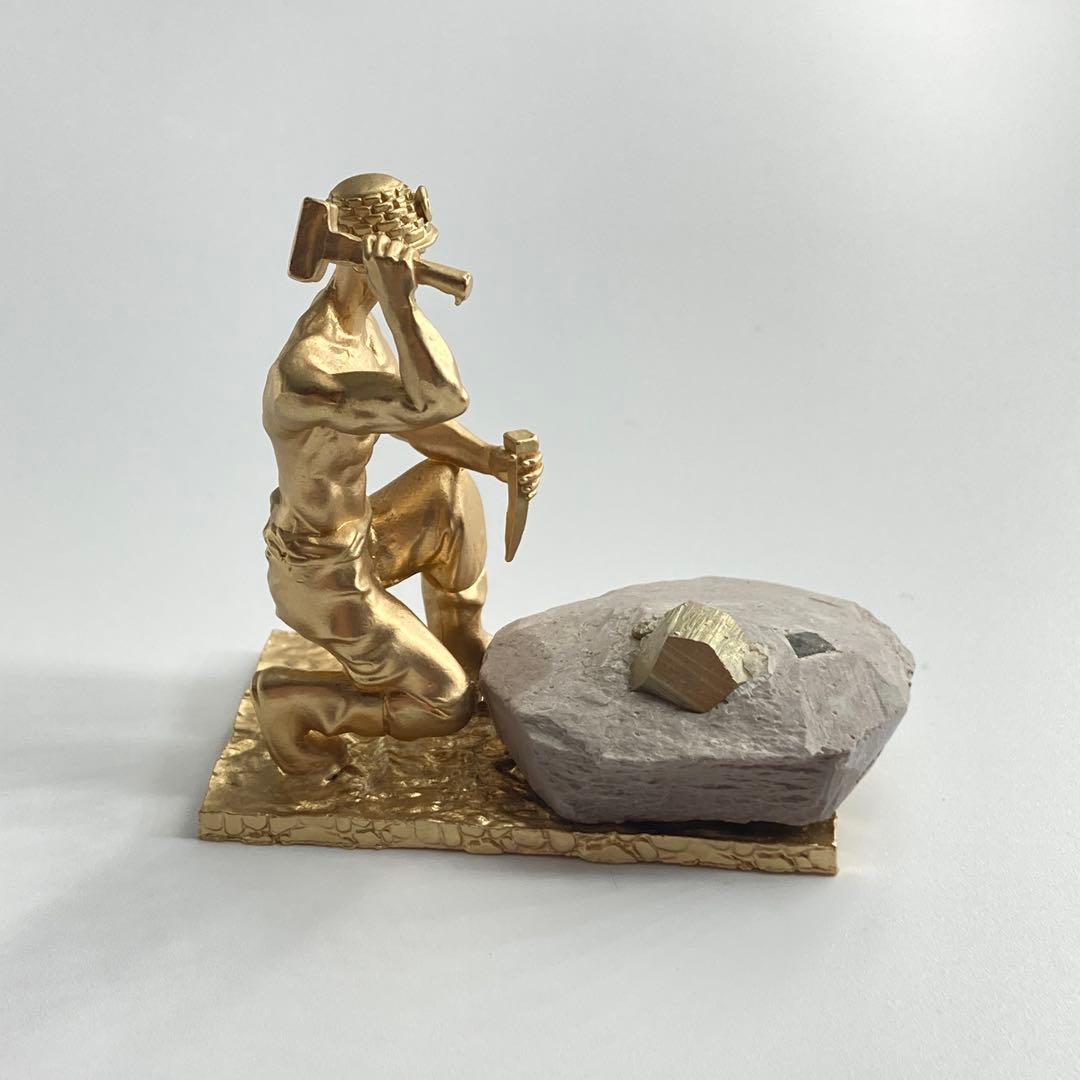 パイライト 発掘する人たち 置物 黄鉄鉱