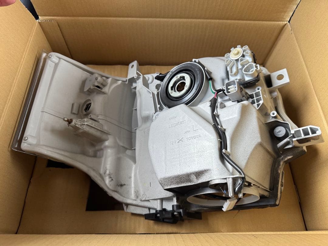 ハイエース　純正LEDヘッドライトＬ