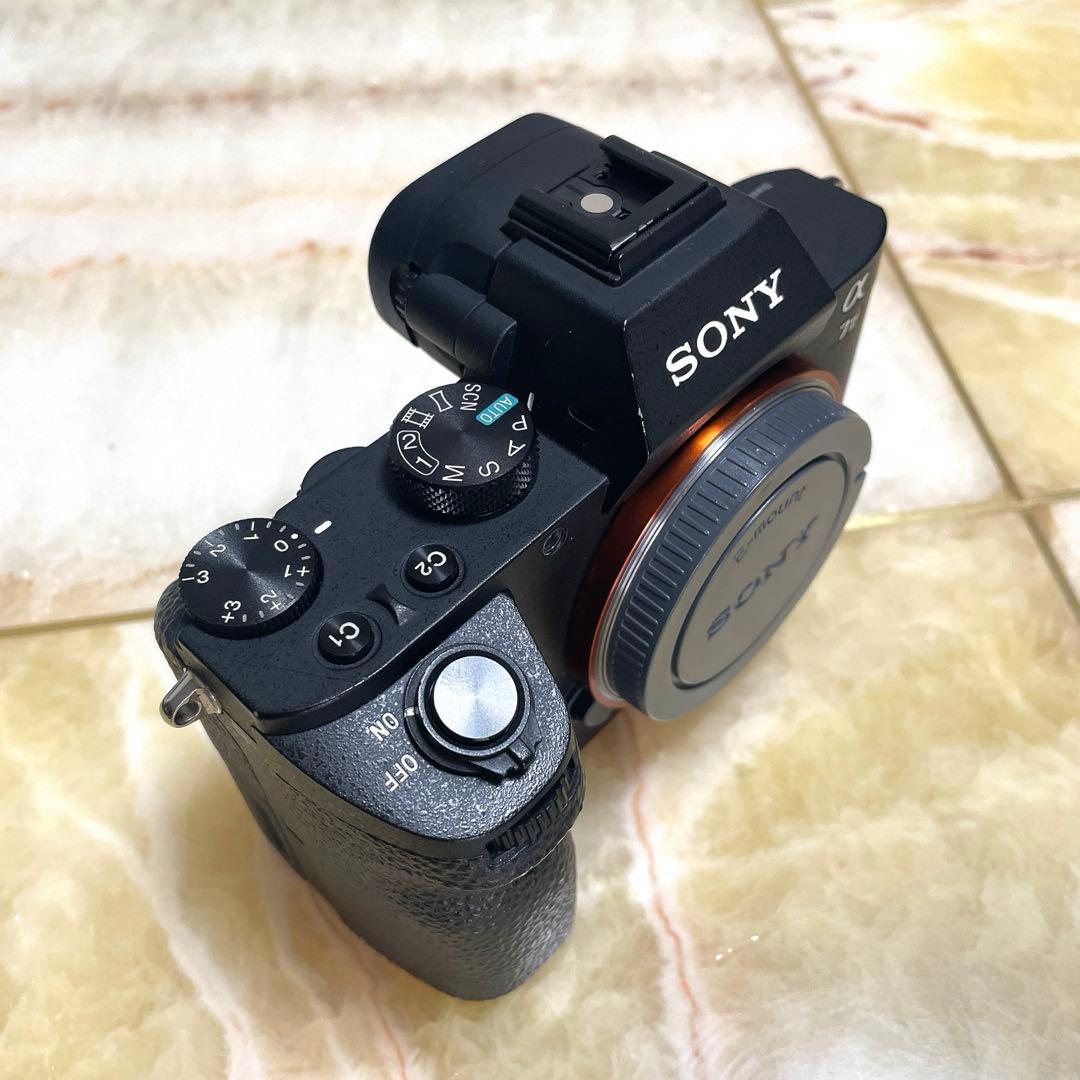 ソニー　α7ii　ボディ　(バッテリーx2、充電器付き)