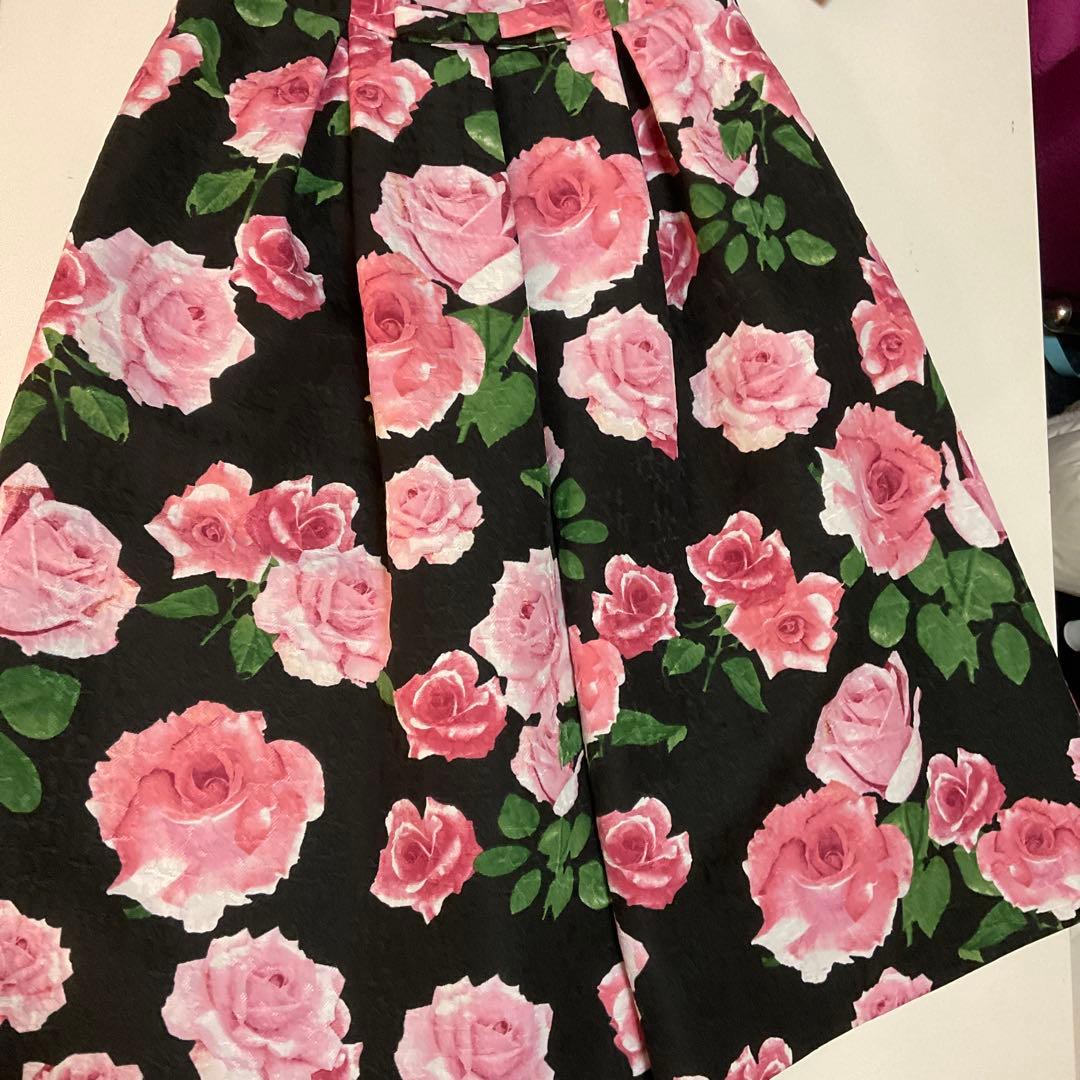 黒地にピンクのバラ柄ワンピース 40サイズ