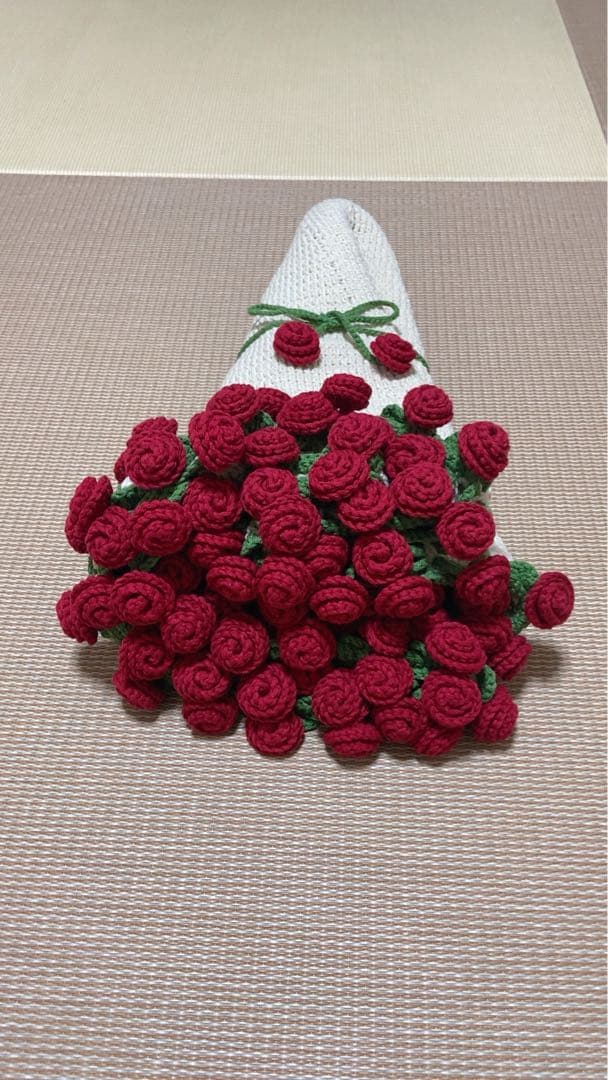 バラの花束ブランケット，直径1.03メートル75 本のバラの花。ストールとしても