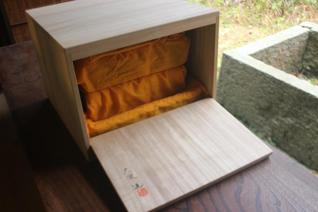 新品並！端正な内朱黒漆に極上四君子丸沈金の映える台付二段重（検輪島塗蒔重箱お重