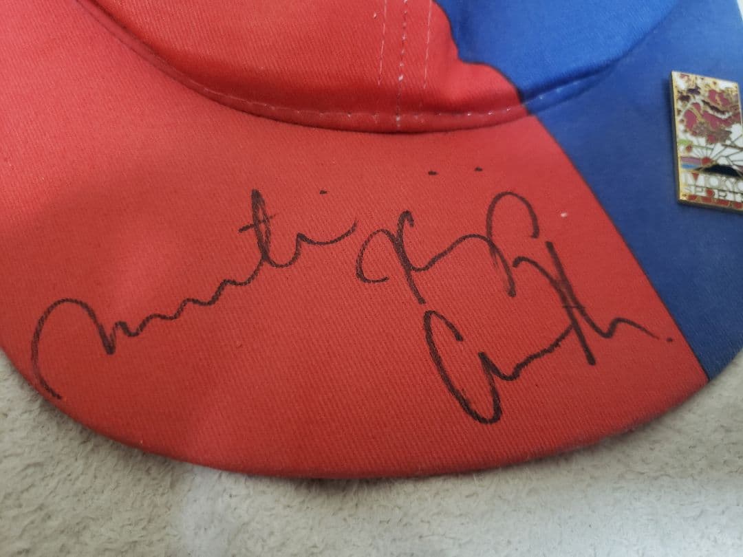 ヒンギスとクルニコワ　サイン入りキャップ　非売品ピンバッヂ付