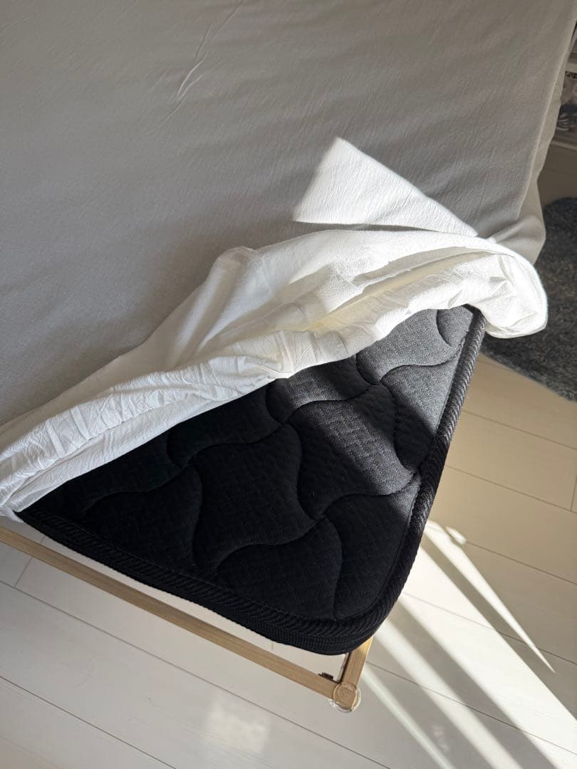 シングルベッド 木製フレーム／ブラックマットレス【引き取り：2/16以降限定】