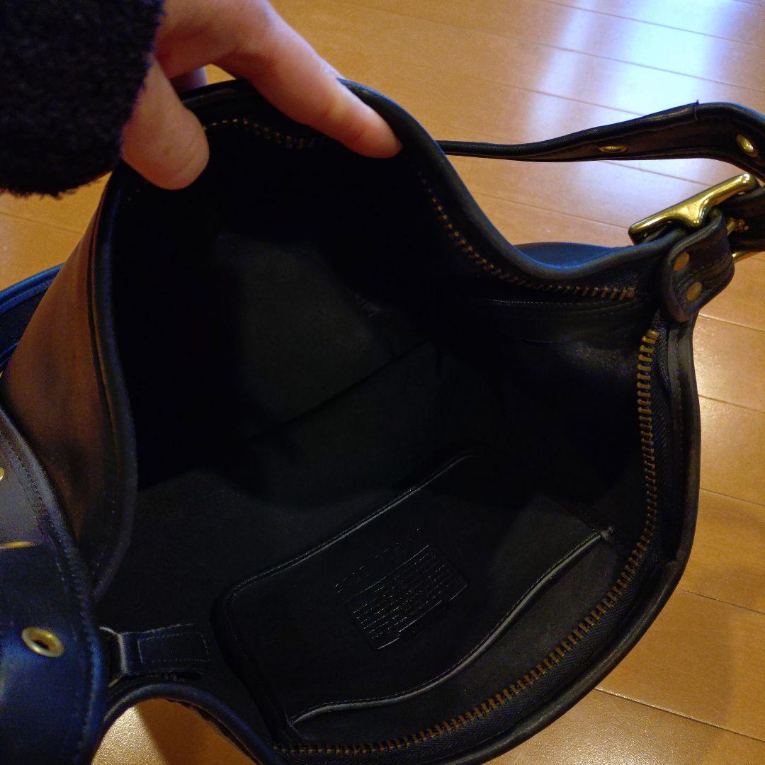 黒いレザーショルダーバッグ