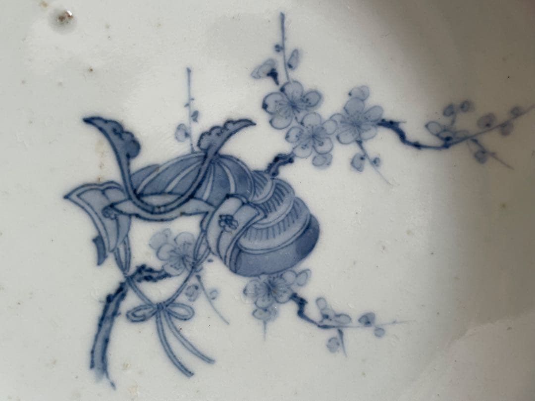 骨董　アンティーク　平戸　三川内　染付　梅に兜図　皿　丸皿　甲冑