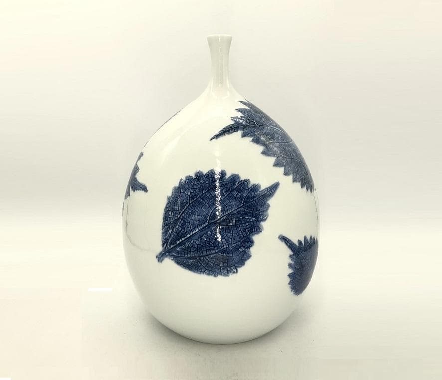 【 藤井朱明 作 白磁花瓶 】　29ｃｍ　浮彫　木の葉技法　有田焼