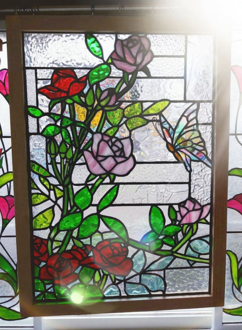 ステンドグラス　ピンクと赤いバラと蝶のパネル　特大サイズ